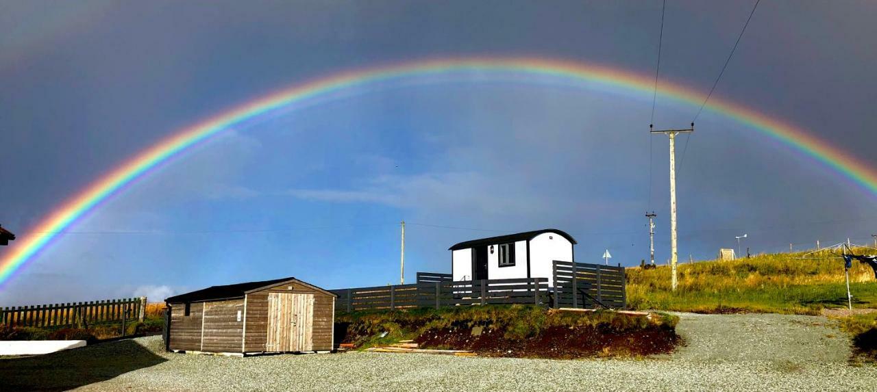 The Shepherds Hut Villa Lonmore ภายนอก รูปภาพ