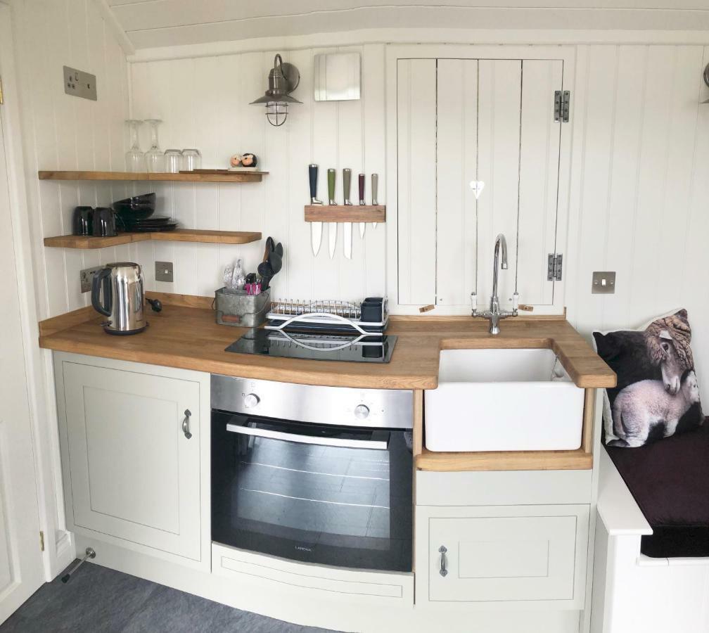 The Shepherds Hut Villa Lonmore ภายนอก รูปภาพ